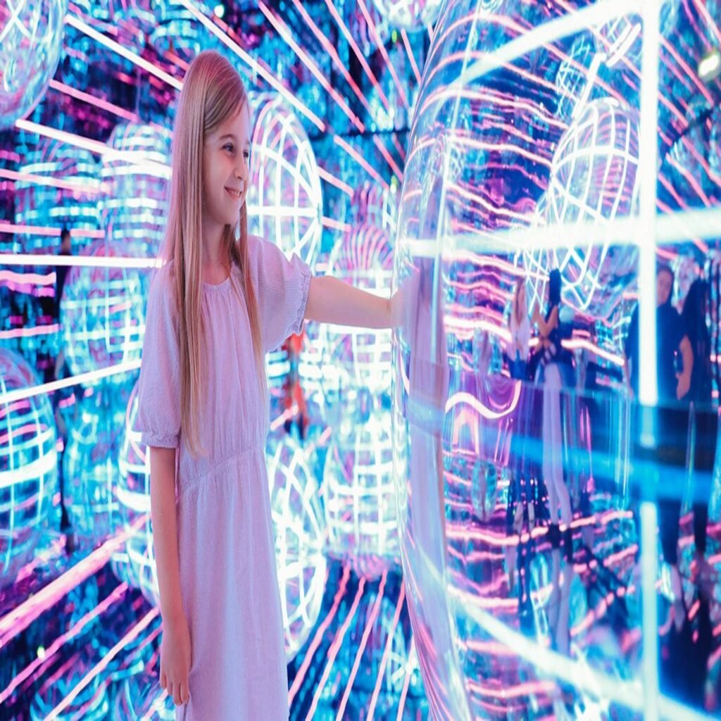 تجربة فنية غامرة في AYA Universe دبي