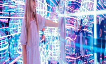 تجربة فنية غامرة في AYA Universe دبي