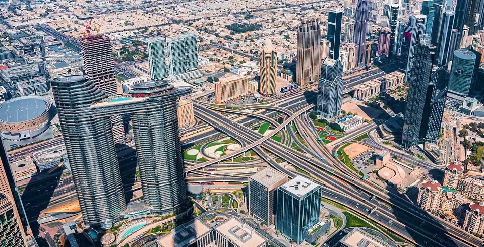 إطلالة خلابة على أفق دبي من منصة المراقبة في سكاي فيوز