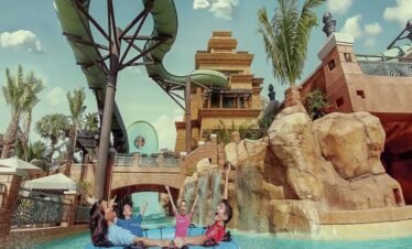 يوم صيفي ممتع وسط الألعاب والمنزلقات المائية في أكوافنتشر دبي