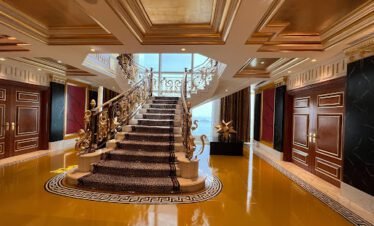 الزوار يستمتعون بجولة حصرية داخل برج العرب