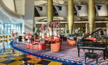 تصميم داخلي فخم يعكس رفاهية برج العرب