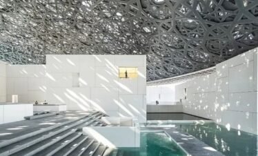 متحف اللوفر أبوظبي بتصميمه الأيقوني على الواجهة البحرية.
