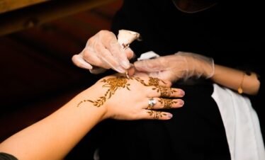 حنة للسيدات في سفاري الصحراء في دبي