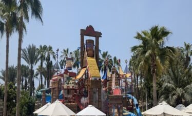 شلالات مائية وزينة استوائية في أكوافنتشر دبي