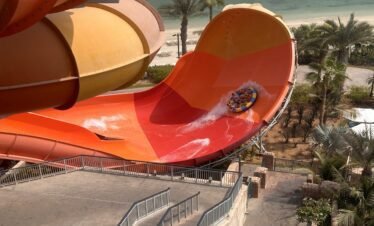 مشهد بانورامي لأكوافنتشر دبي مع البحر والنخلة في الخلفية