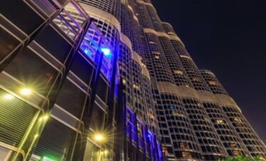 برج خليفة يتلألأ بالأضواء خلال الليل