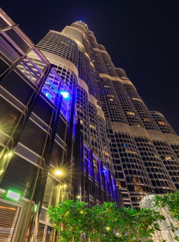 برج خليفة يتلألأ بالأضواء خلال الليل