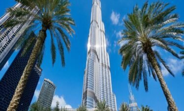 صورة برج خليفة من أسفل تُظهر ارتفاعه الشاهق