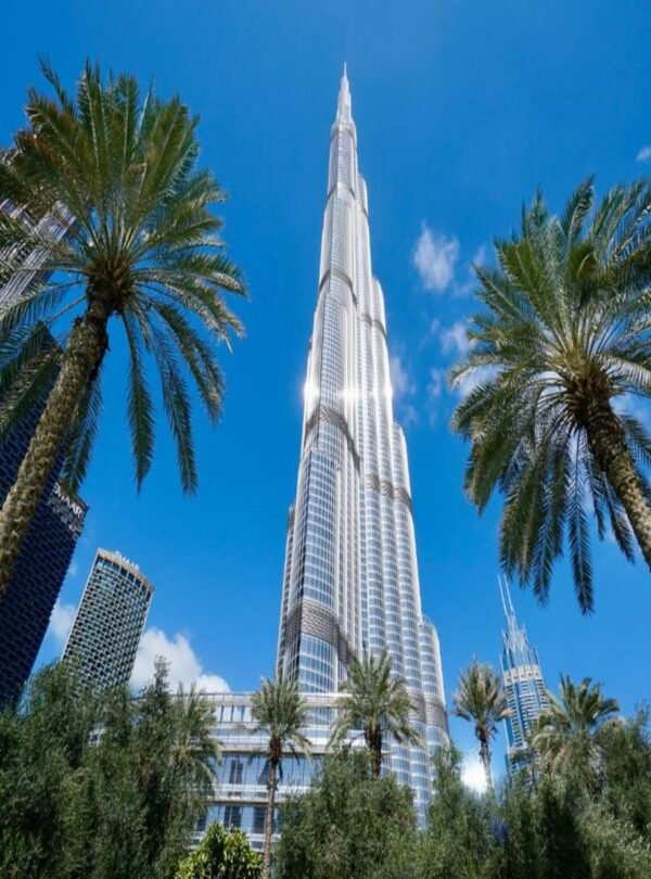 صورة برج خليفة من أسفل تُظهر ارتفاعه الشاهق
