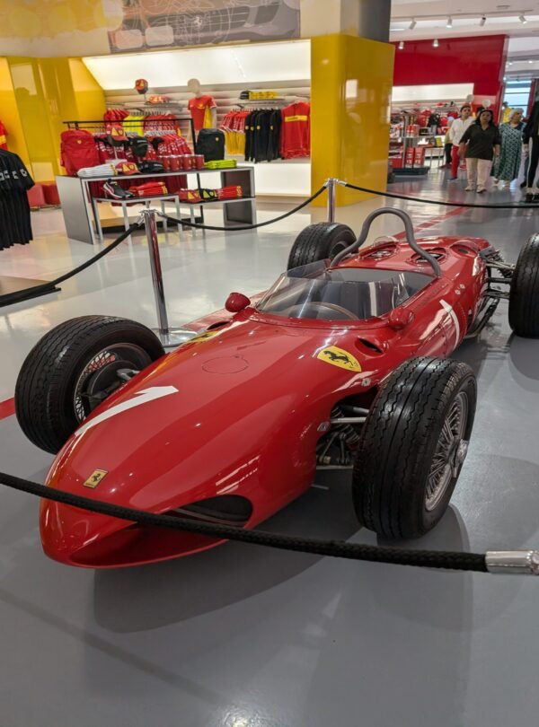 تجربة القيادة الافتراضية في عالم فيراري أبوظبي