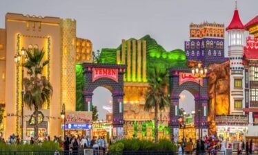 عرض ثقافي مميز في القرية العالمية دبي، حيث يتم عرض فقرات فنية من مختلف أنحاء العالم