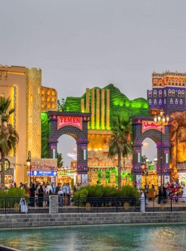 عرض ثقافي مميز في القرية العالمية دبي، حيث يتم عرض فقرات فنية من مختلف أنحاء العالم