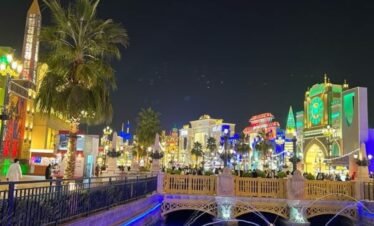 العروض الحية في القرية العالمية دبي