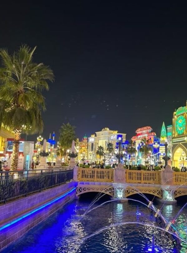 العروض الحية في القرية العالمية دبي