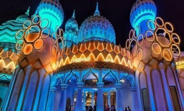 القرية العالمية دبي مع أضواء رائعة وأجواء متنوعة