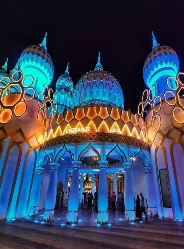 القرية العالمية دبي مع أضواء رائعة وأجواء متنوعة