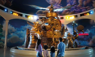 زوار يستمتعون في موشن جيت دبي