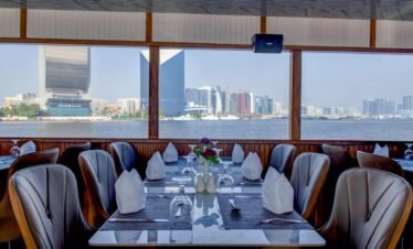 طاولة مجهزة خلال رحلة العشاء