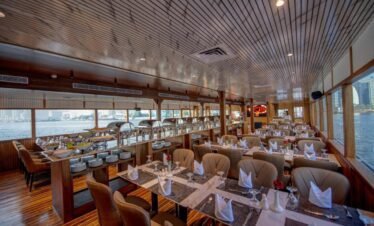 قارب العشاء بمرسى السيف دبي