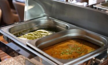 تنسيق أطباق البوفيه خلال العشاء البحري