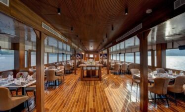 رحلة عشاء بحرية في مرسى السيف