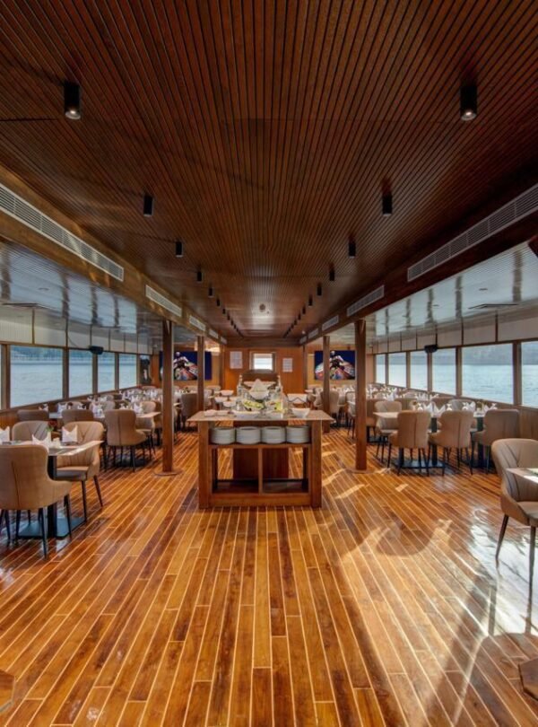 رحلة عشاء بحرية في مرسى السيف