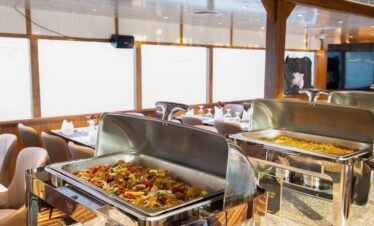 تنوع الأطباق في بوفيه عشاء القارب في مرسى السبف الجديد