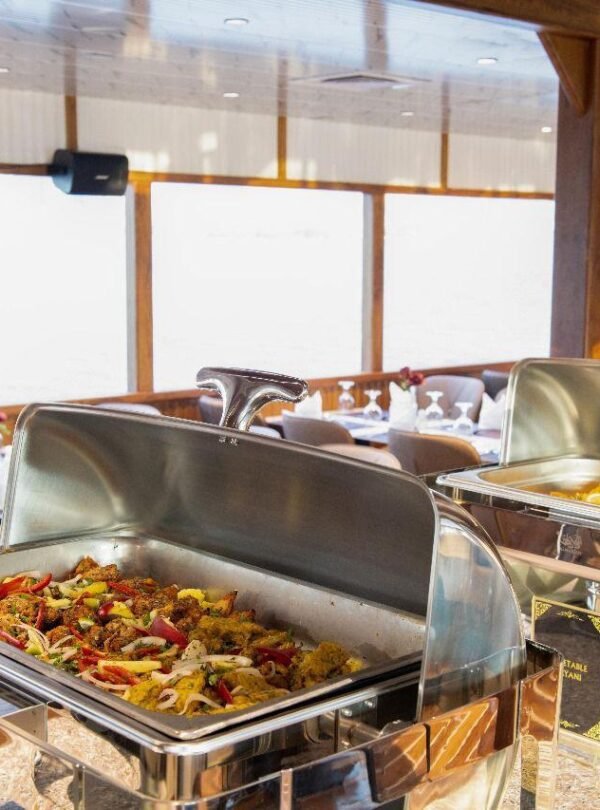 تنوع الأطباق في بوفيه عشاء القارب في مرسى السبف الجديد