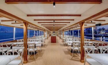 أجواء بوفيه راقية على قارب مرسى السيف