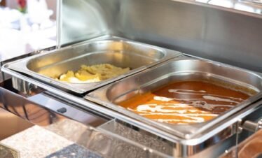 البوفيه المفتوح أثناء الرحلة البحرية في مرسى السيف