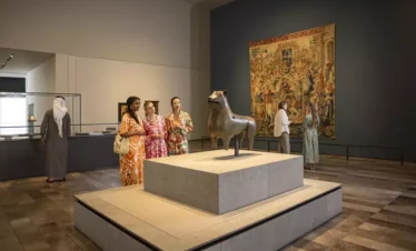 زوار يستمتعون بجولة ثقافية في متحف اللوفر أبوظبي.