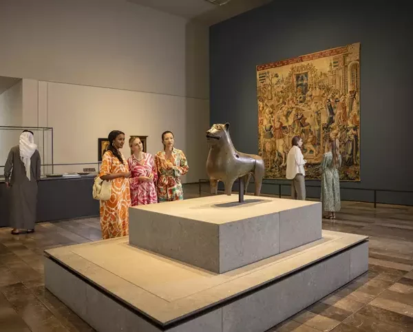 زوار يستمتعون بجولة ثقافية في متحف اللوفر أبوظبي.