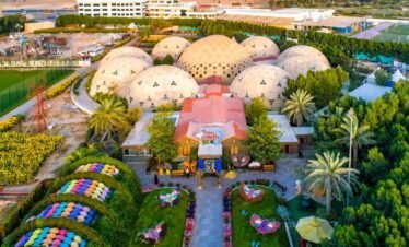 لقطة جوية تبرز جمال حديقة الفراشات في دبي