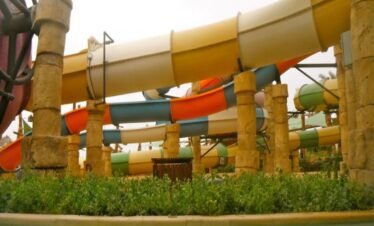 ألعاب مائية رائعة وتجارب مثيرة في ياس ووتر وورلد أبوظبي.