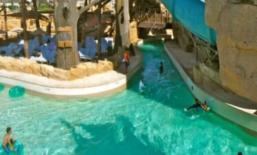 مرح ومرح في أفضل منتزه مائي في أبوظبي، ياس ووتر وورلد.