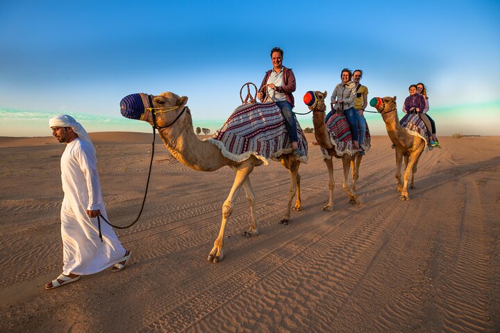 ركوب الجمال في سفاري الصحراء في دبي 