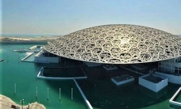 تحف فنية عالمية داخل متحف اللوفر أبوظبي.