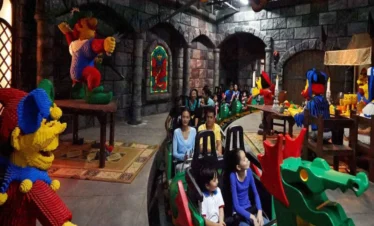 أطفال يستمتعون في ليغولاند دبي مع ألعاب تفاعلية