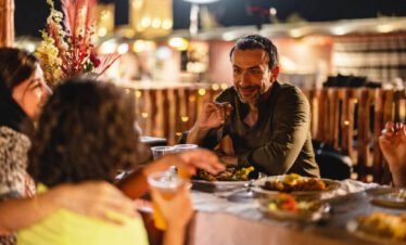 عشاء فاخر تحت السماء المفتوحة في مغامرة سفاري الصحراء في دبي.