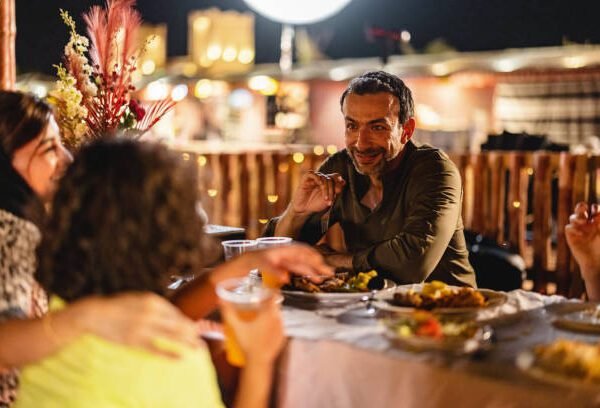 عشاء فاخر تحت السماء المفتوحة في مغامرة سفاري الصحراء في دبي.