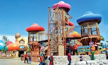 زوار يستمتعون في موشن جيت دبي