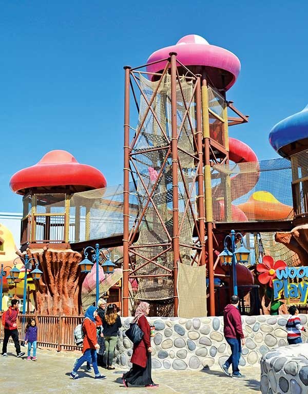 زوار يستمتعون في موشن جيت دبي