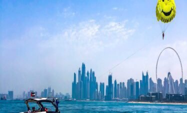 تجربة باراسيلينغ فاخرة في جميرا مع إطلالة على برج العرب