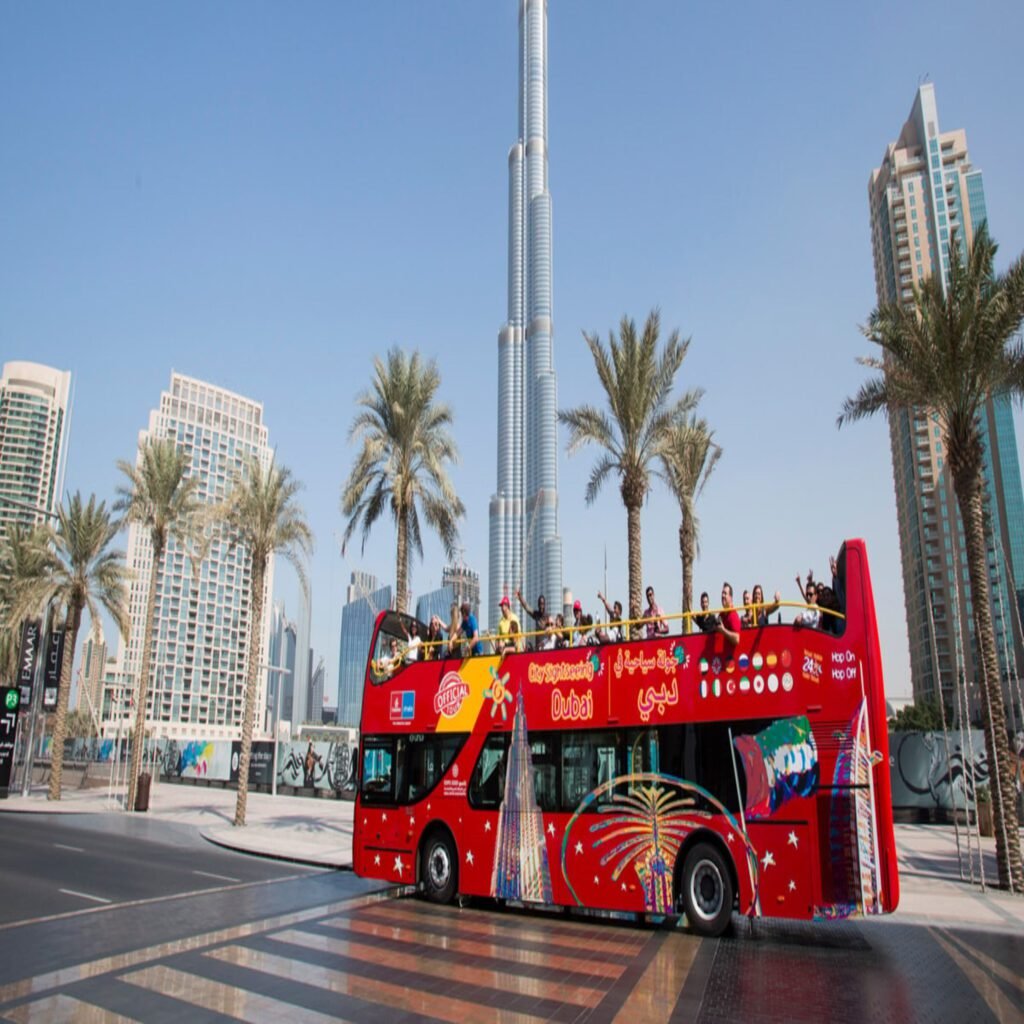 مشاهدة برج خليفة خلال جولة الباص السياحي في دبي مع Big Bus Tour.