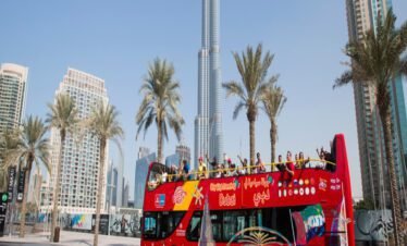 مشاهدة برج خليفة خلال جولة الباص السياحي في دبي مع Big Bus Tour.