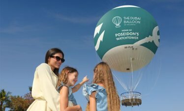 صورة بالون دبي أتلانتس فوق نخلة جميرا.