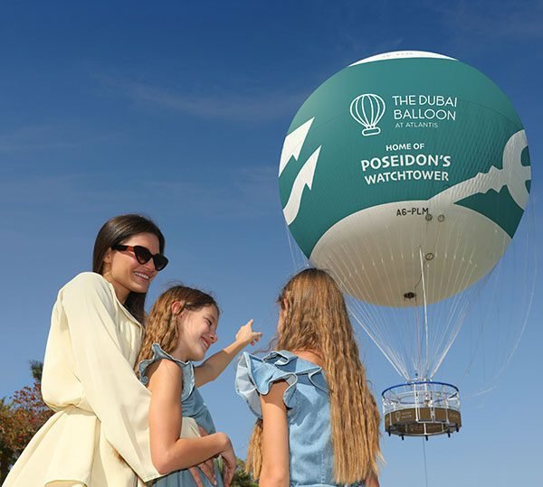 صورة بالون دبي أتلانتس فوق نخلة جميرا.