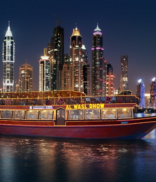 رحلة فاخرة علن متن قارب في قلب مارينا دبي