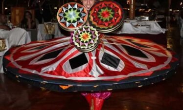 عرض التنورة خلال رحلة بحرية في دبي مارينا